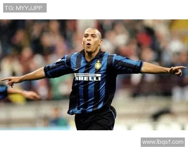 足球明星小罗纳尔多摆件的魅力与收藏价值探讨